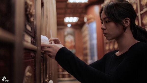 宋芸桦进灵骨塔「看妈妈骨灰坛」哭到崩溃　《人浮于爱》将迎完结封面图