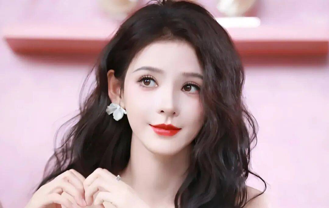 【2025.12.23】虞书欣和何与？郜思雯《唐诡》女一？卢昱晓和侯明昊？能再说说张予曦？王玉雯和朱美吉是同学？封面图